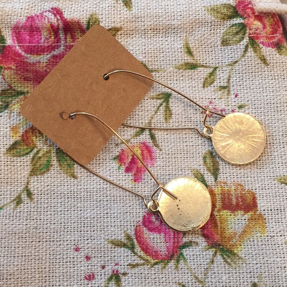 ✨Gold & Emerald Dangle Earrings✨ - Picture 4 of 4